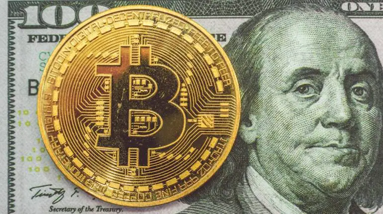 Bitcoin-versus-currency-notes-770x433